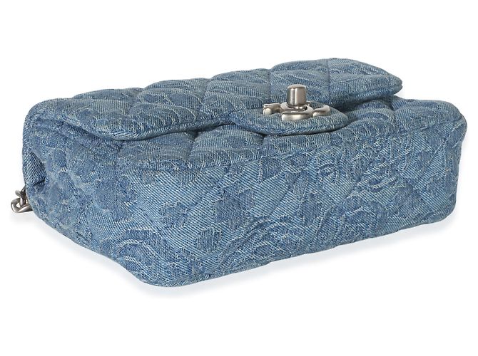 Gabrielle Borsa Mini Flap Chanel in denim blu trapuntato con Camelia e cuore - vista 7