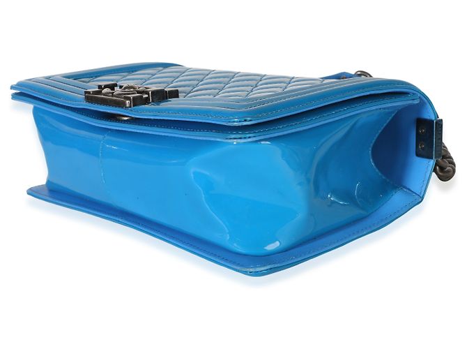 Borsa Chanel Boy Old Medium in vernice matelassé blu - vista 6