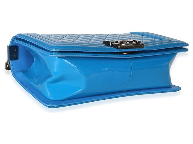 Borsa Chanel Boy Old Medium in vernice matelassé blu - vista 7