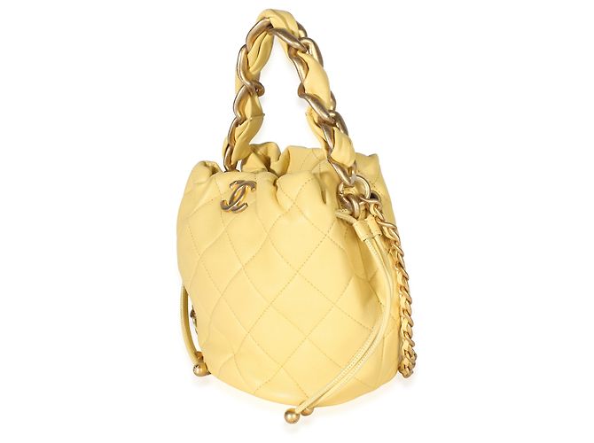 Gabrielle Borsa More Mini Bucket in pelle d'agnello lucida matelassé gialla con catena Chanel - vista 3