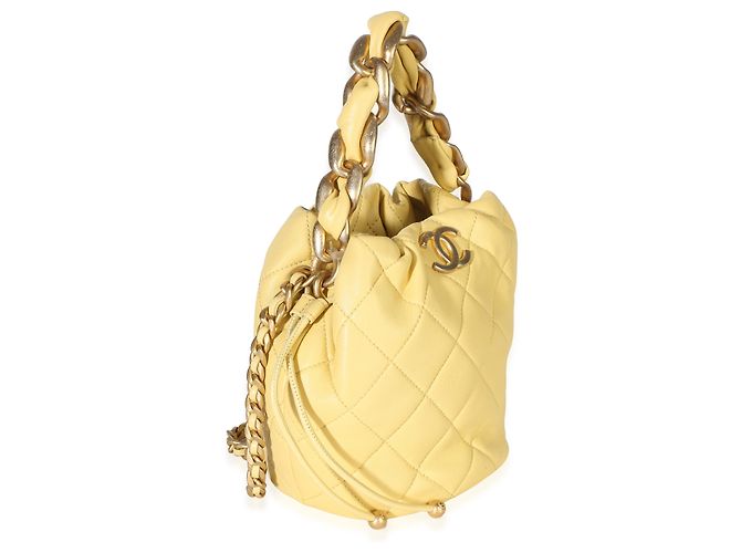 Gabrielle Borsa More Mini Bucket in pelle d'agnello lucida matelassé gialla con catena Chanel - vista 4