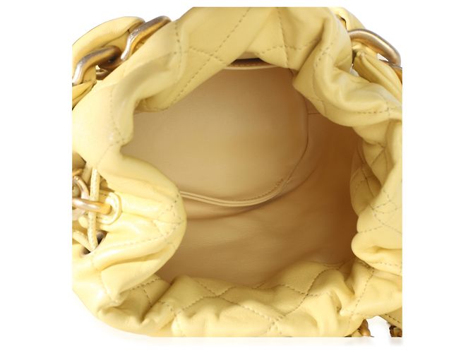 Gabrielle Borsa More Mini Bucket in pelle d'agnello lucida matelassé gialla con catena Chanel - vista 5