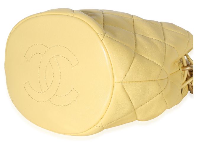 Gabrielle Borsa More Mini Bucket in pelle d'agnello lucida matelassé gialla con catena Chanel - vista 6