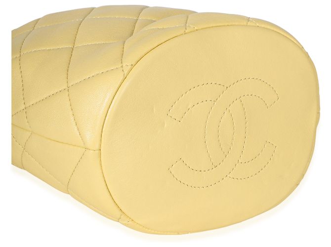 Gabrielle Borsa More Mini Bucket in pelle d'agnello lucida matelassé gialla con catena Chanel - vista 7