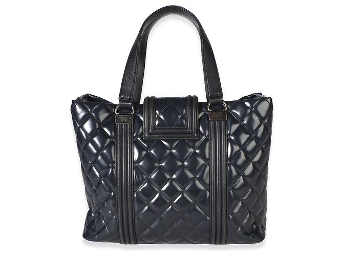 Borsa Shopping Chanel Boy in vernice matelassé blu navy - vista 2