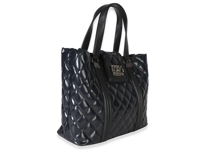 Borsa Shopping Chanel Boy in vernice matelassé blu navy - vista 4