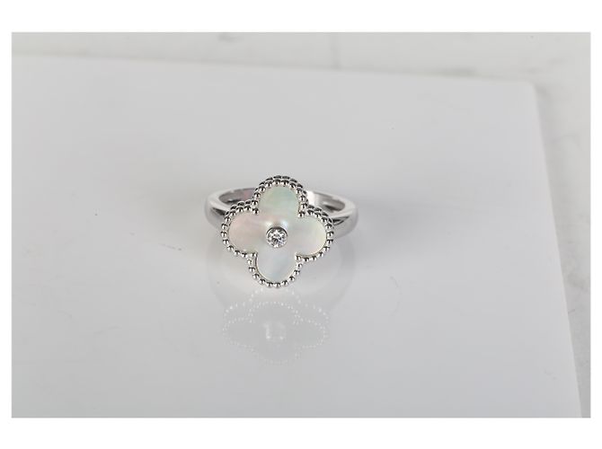 Van Cleef & Arpels Vintage Alhambra Ring aus Weißgold, Perlmutt und Diamanten - Ansicht 6