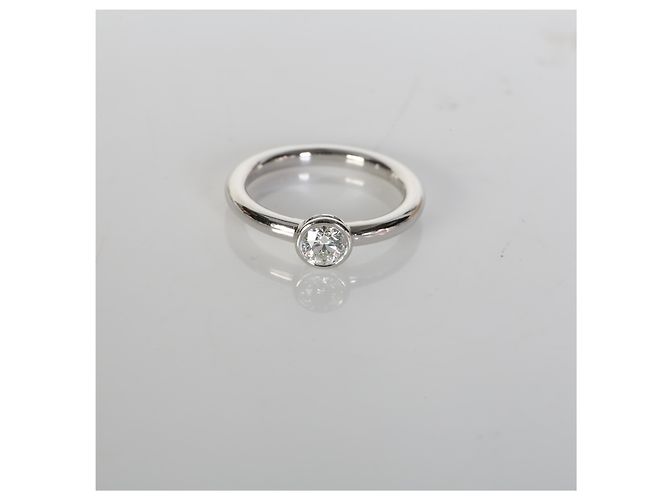 Tiffany & Co. 0.38 ct Round Brilliant Diamond Bezet Solitär-Verlobungsring - Ansicht 6