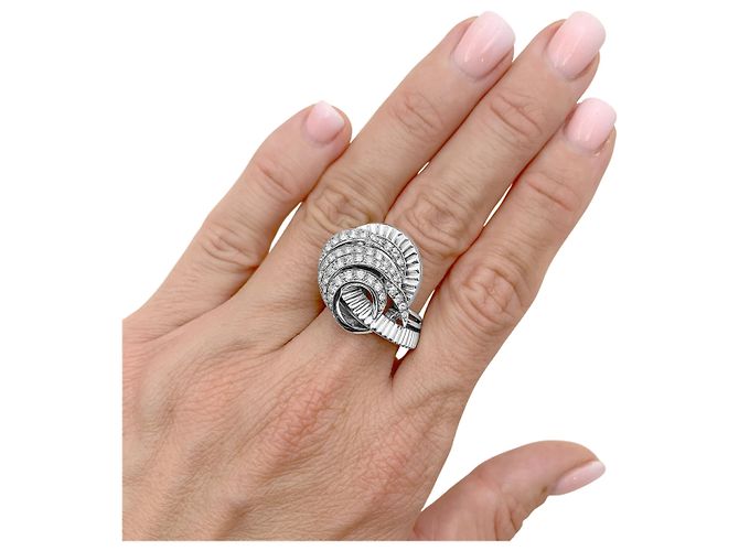 Autre Marque Anello "Tourbillon" in oro bianco, platino e diamanti. - vista 6