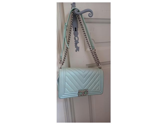 Sac à rabat Chanel Boy Médium en cuir irisé bleu clair - vue 8