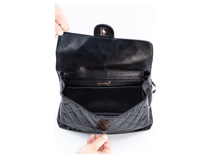 CHANEL Vintage Double/Two Face Maxi 30 – Pelle verniciata nera – Hardware annerito – All Black - vista 15
