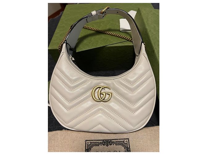Bolsa Gucci Marmont em pele acolchoada branca em meia lua - vista 2