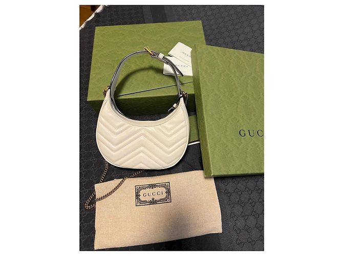 Bolsa Gucci Marmont em pele acolchoada branca em meia lua - vista 3