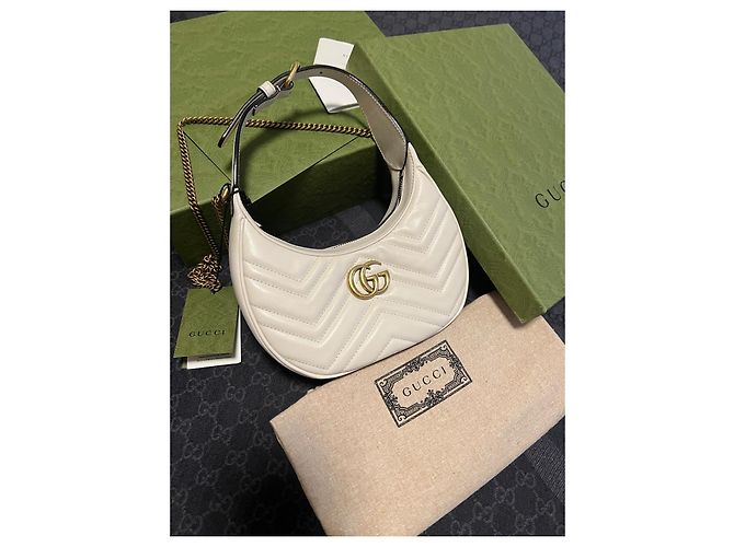 Bolsa Gucci Marmont em pele acolchoada branca em meia lua - vista 4