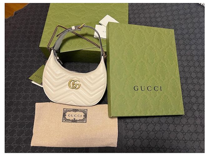 Bolsa Gucci Marmont em pele acolchoada branca em meia lua - vista 5