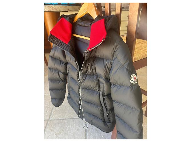 Plumífero Moncler negro con cuello rojo - vista 12