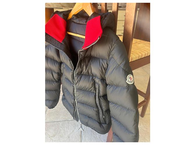 Plumífero Moncler negro con cuello rojo - vista 2