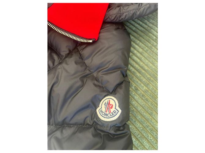Plumífero Moncler negro con cuello rojo - vista 4