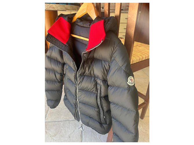Plumífero Moncler negro con cuello rojo - vista 5