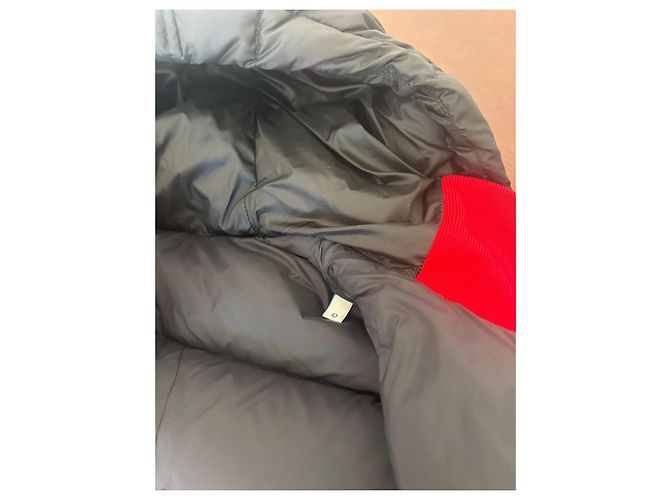 Plumífero Moncler negro con cuello rojo - vista 8