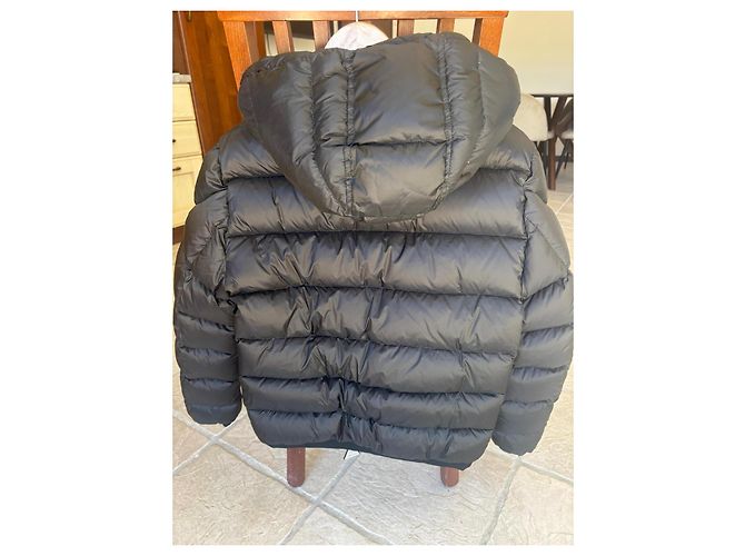 Plumífero Moncler negro con cuello rojo - vista 9