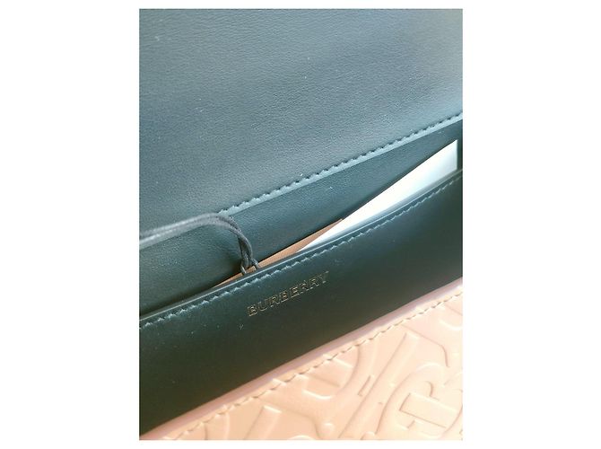 Kleine Burberry TB Schultertasche aus hellkamelfarbenem Leder mit Monogramm - Ansicht 10
