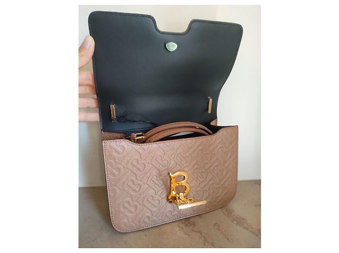 Kleine Burberry TB Schultertasche aus hellkamelfarbenem Leder mit Monogramm - Ansicht 4