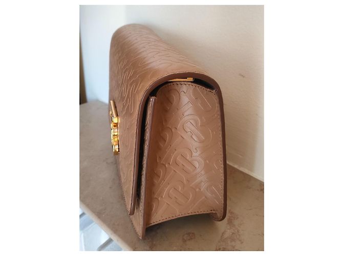 Kleine Burberry TB Schultertasche aus hellkamelfarbenem Leder mit Monogramm - Ansicht 5