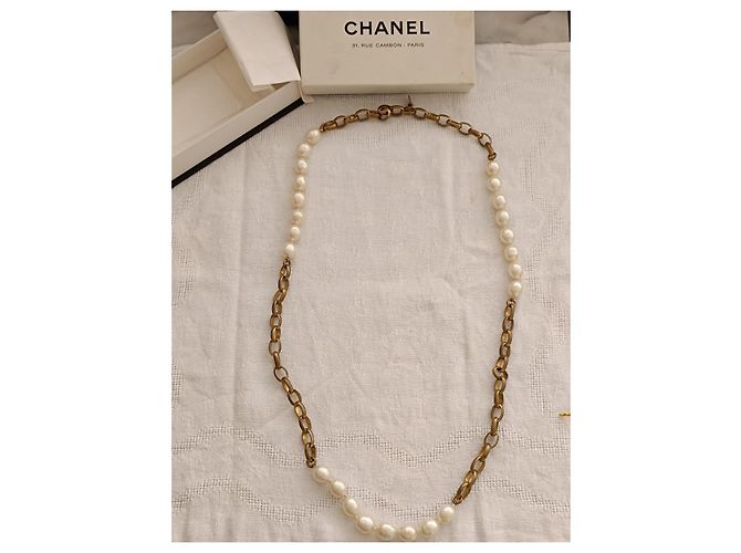 Collana lunga vintage Chanel anni '80, perle bianche ovali e catena dorata invecchiata. - vista 2
