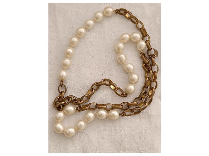 Collana lunga vintage Chanel anni '80, perle bianche ovali e catena dorata invecchiata. - vista 3
