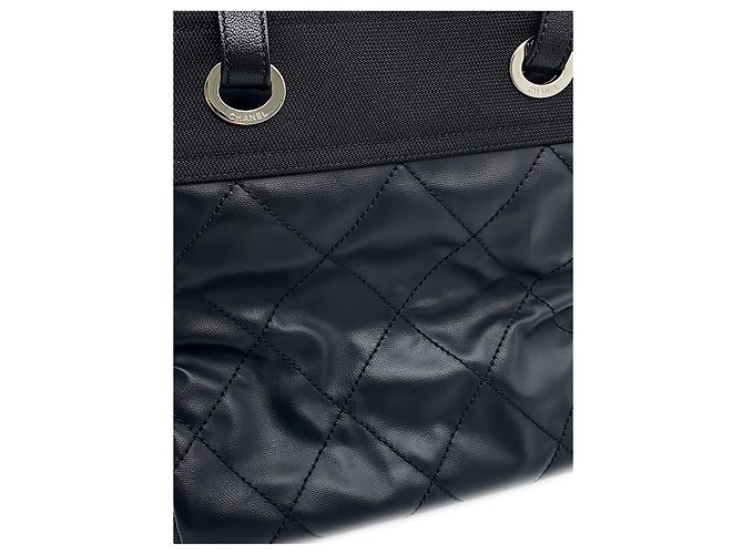 Chanel Paris Biarritz Tote aus beschichtetem Canvas, gesteppt, Schwarz, Small - Ansicht 7