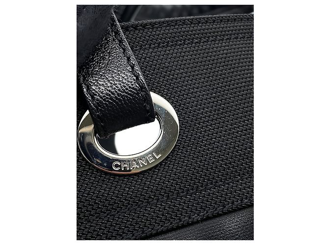 Chanel Paris Biarritz Tote aus beschichtetem Canvas, gesteppt, Schwarz, Small - Ansicht 9