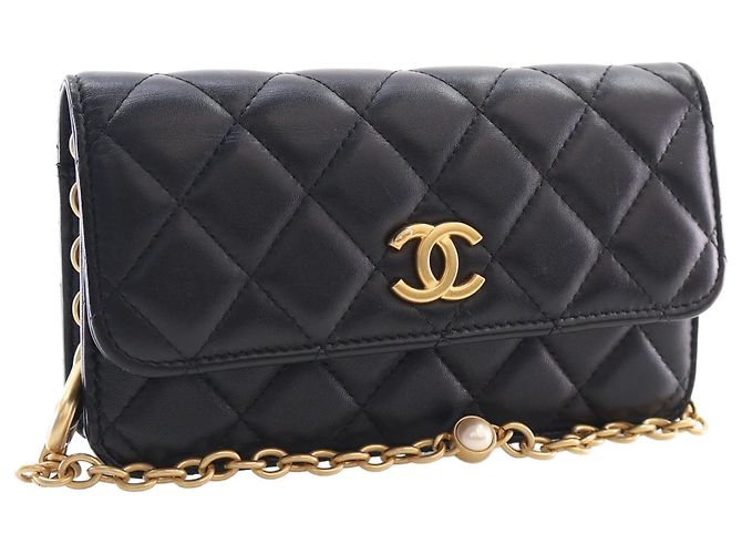 Chanel Carteira Wallet On Chain em pele de cordeiro acolchoada preta com CC, esmalte e pérolas - vista 11