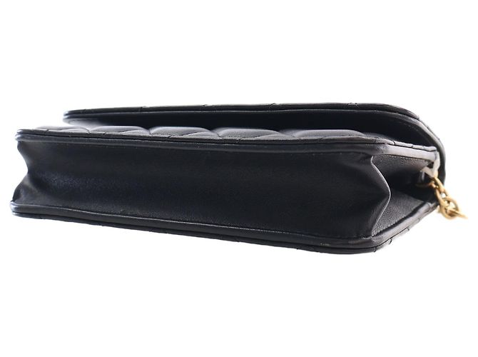 Chanel Carteira Wallet On Chain em pele de cordeiro acolchoada preta com CC, esmalte e pérolas - vista 13