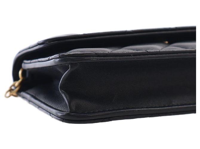 Chanel Carteira Wallet On Chain em pele de cordeiro acolchoada preta com CC, esmalte e pérolas - vista 15