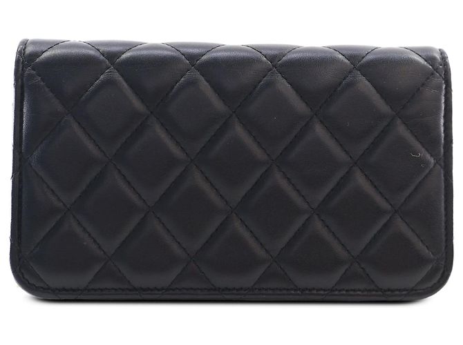 Chanel Carteira Wallet On Chain em pele de cordeiro acolchoada preta com CC, esmalte e pérolas - vista 2