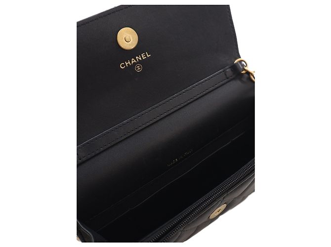 Chanel Carteira Wallet On Chain em pele de cordeiro acolchoada preta com CC, esmalte e pérolas - vista 4