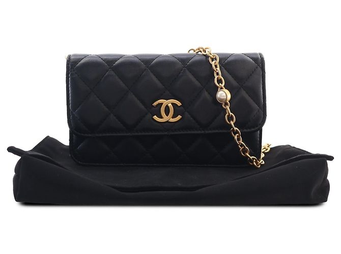 Chanel Carteira Wallet On Chain em pele de cordeiro acolchoada preta com CC, esmalte e pérolas - vista 6