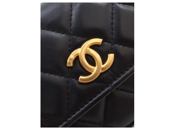 Chanel Carteira Wallet On Chain em pele de cordeiro acolchoada preta com CC, esmalte e pérolas - vista 7