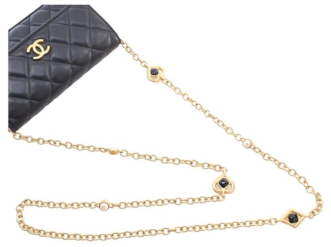 Chanel Carteira Wallet On Chain em pele de cordeiro acolchoada preta com CC, esmalte e pérolas - vista 9