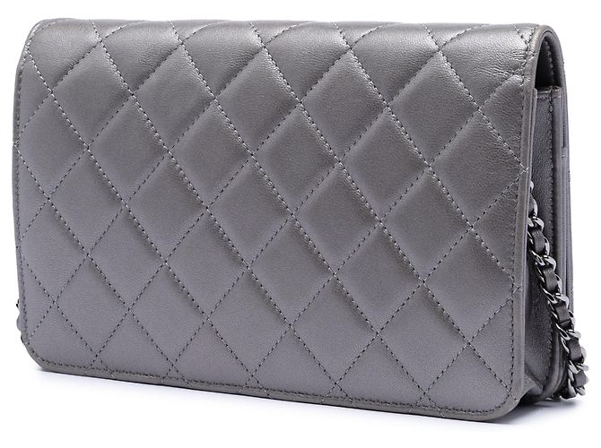 Chanel Silver CC gesteppte metallische Lammleder Wallet On Chain mit Kunstperlen - Ansicht 2