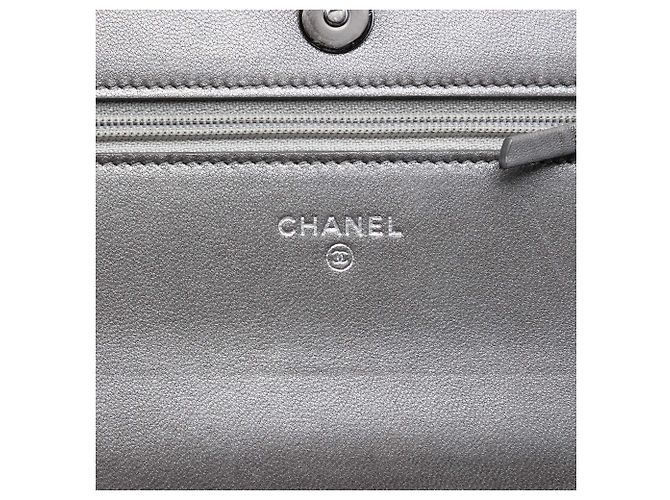 Chanel Silver CC gesteppte metallische Lammleder Wallet On Chain mit Kunstperlen - Ansicht 5