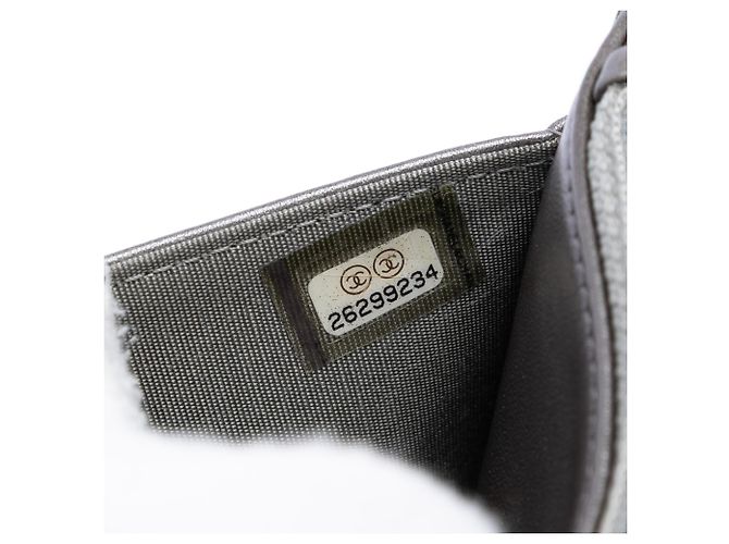 Chanel Silver CC gesteppte metallische Lammleder Wallet On Chain mit Kunstperlen - Ansicht 6