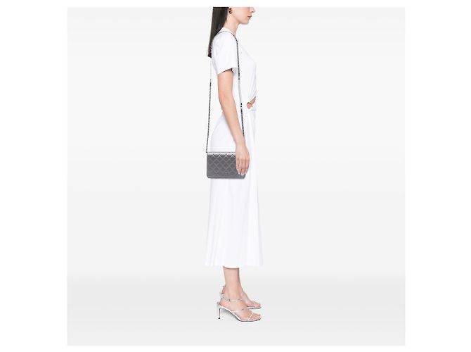 Chanel Silver CC gesteppte metallische Lammleder Wallet On Chain mit Kunstperlen - Ansicht 7