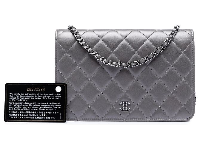 Chanel Silver CC gesteppte metallische Lammleder Wallet On Chain mit Kunstperlen - Ansicht 8