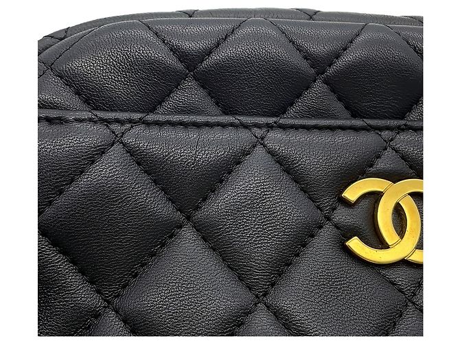 Chanel Small CC Quilted Camera Bag aus schwarzem Lammleder - Ansicht 9