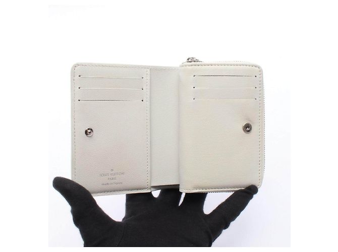 Louis Vuitton Portefeuille Lou LV Ski Monogram Embossed Lambskin Wallet - vista 3