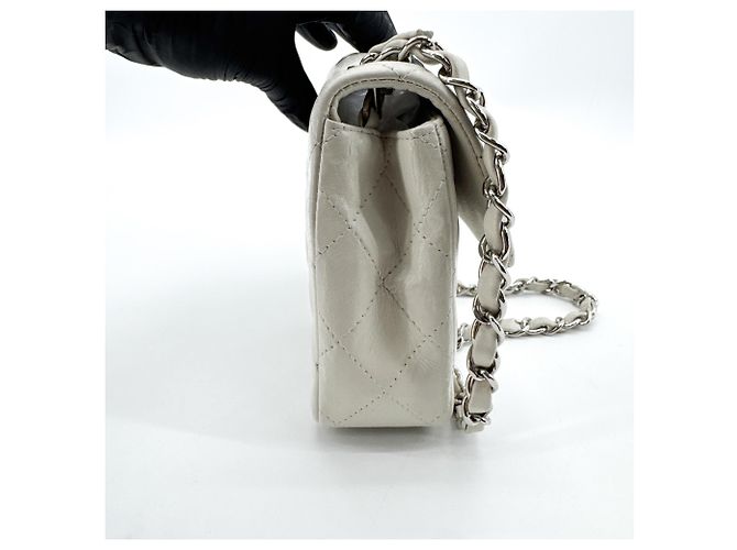 Bolsa Chanel Classic Single Flap em pele de cordeiro acolchoada Mini - vista 4