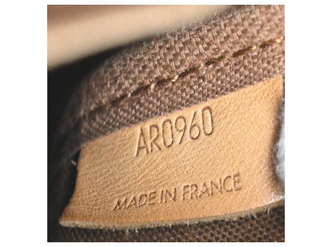 Louis Vuitton Saumur Monogram Canvas 35 - vue 7