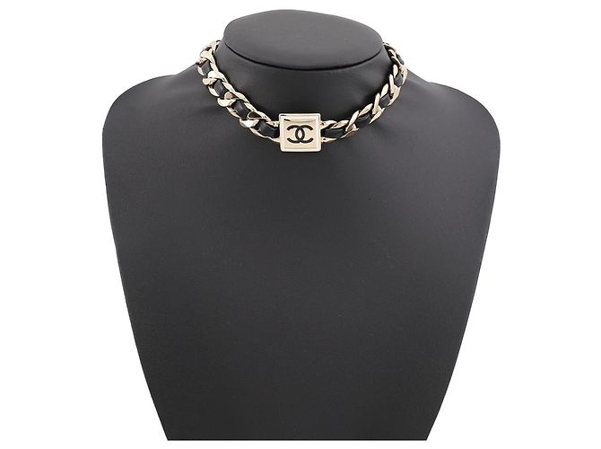 Colar choker Chanel em couro e metal - vista 4